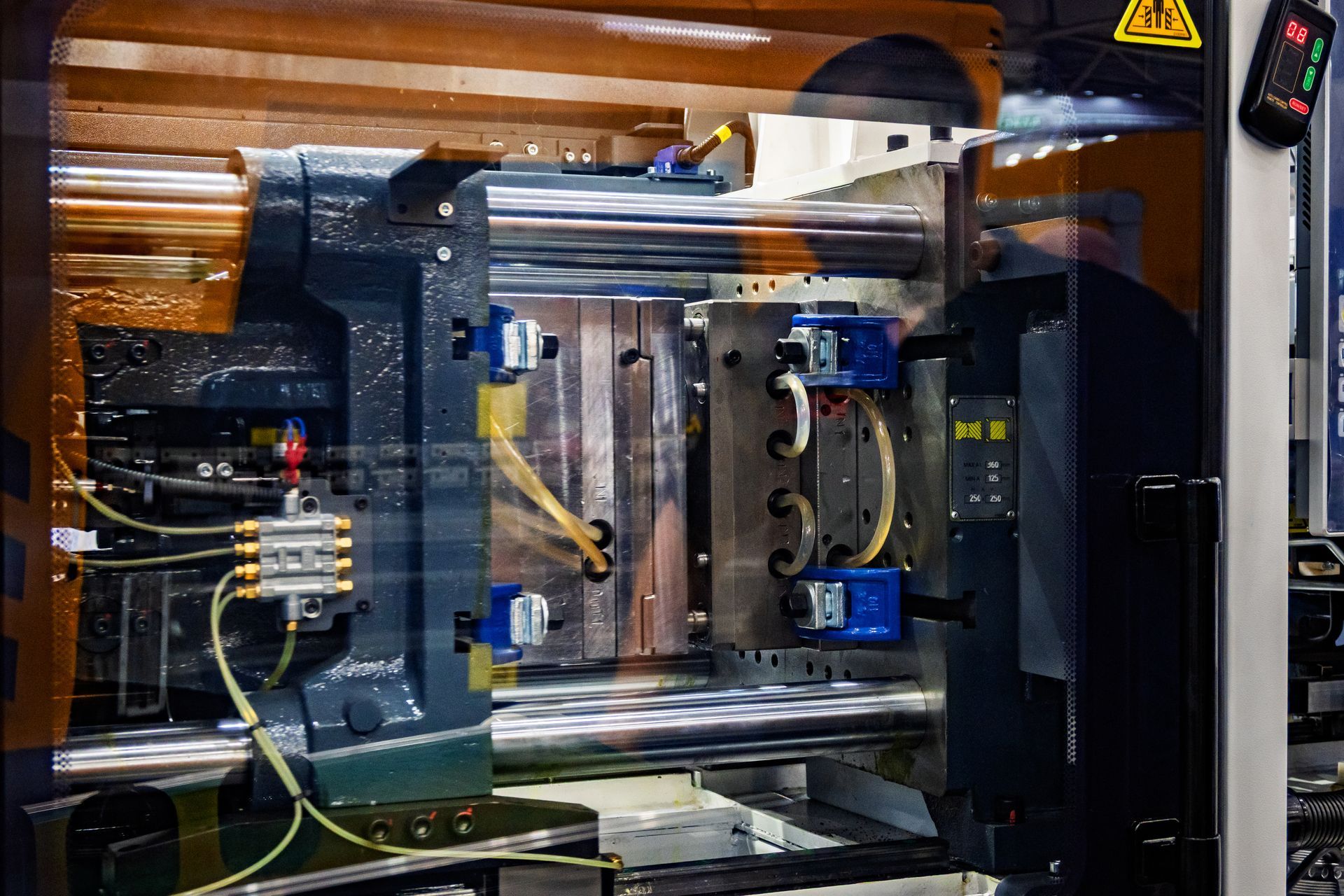 An injection molding machine. An injection molding machine.