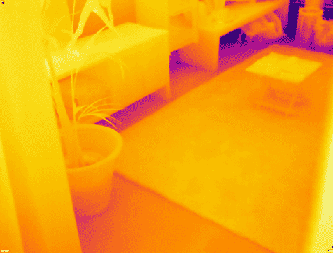 Thermisch beeld: Interieur van een kamer met warmtesignaturen.