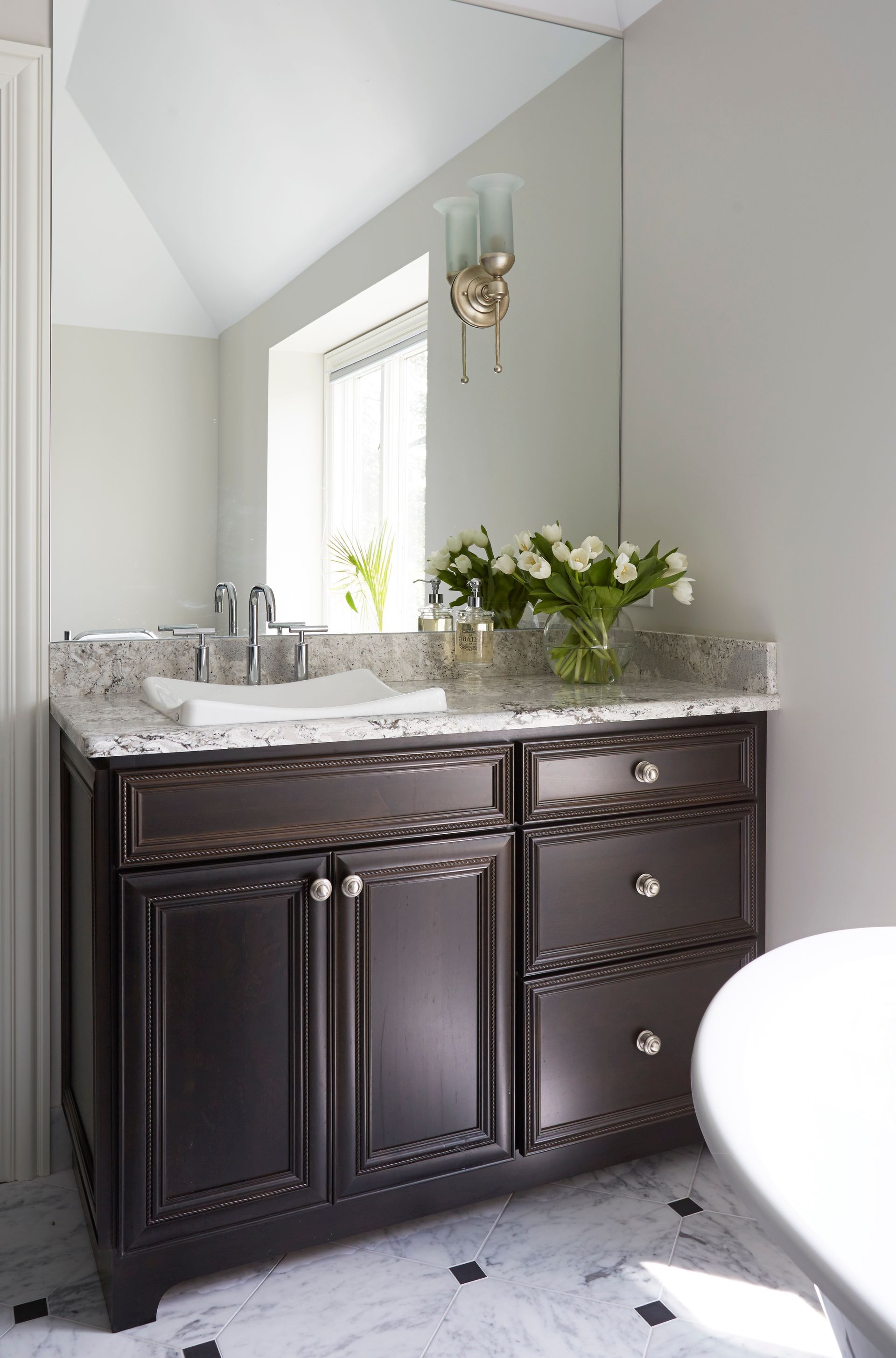 A bathroom with a sink and a mirror