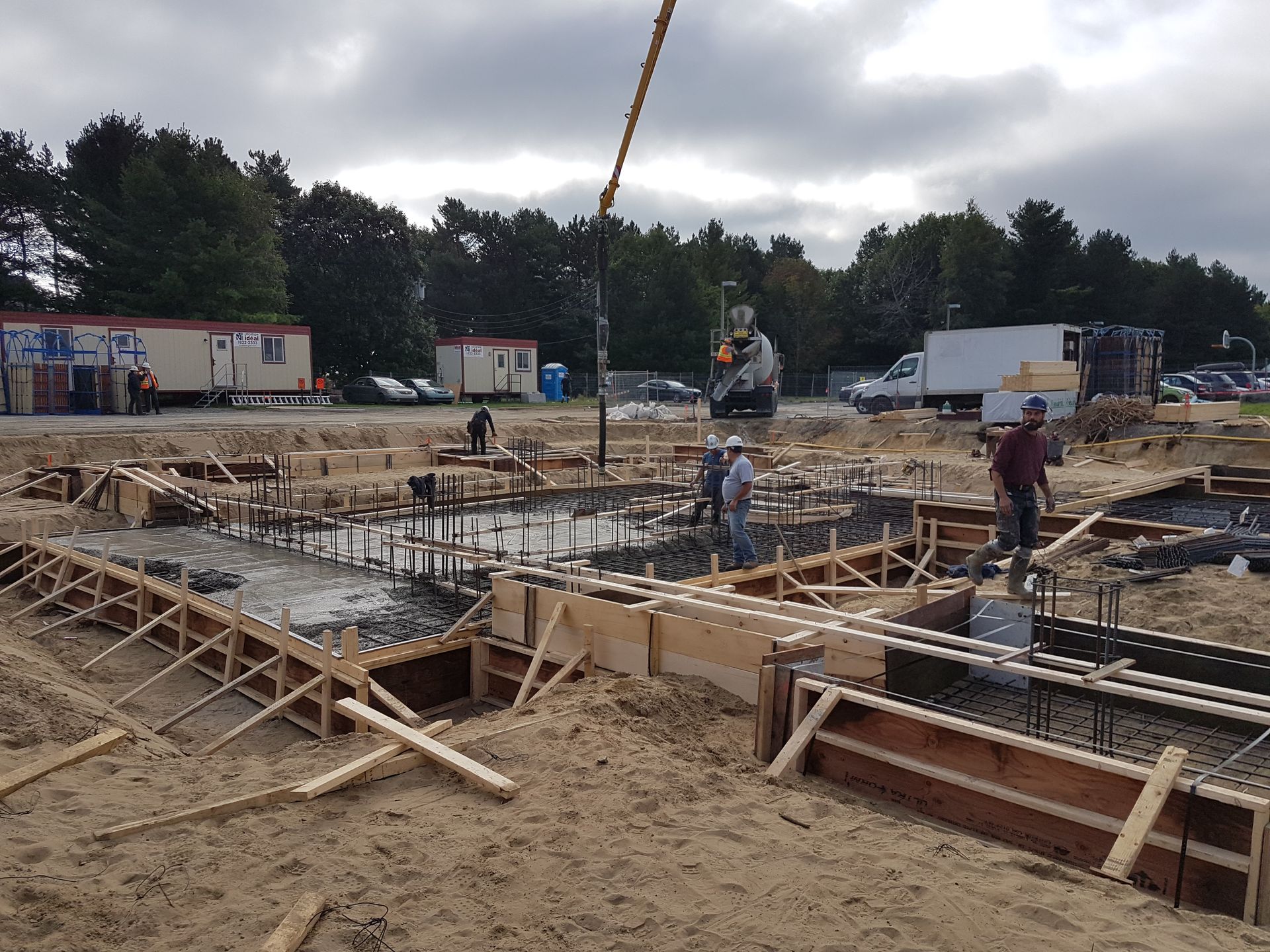 Un groupe d'ouvriers du bâtiment travaille sur un chantier de construction