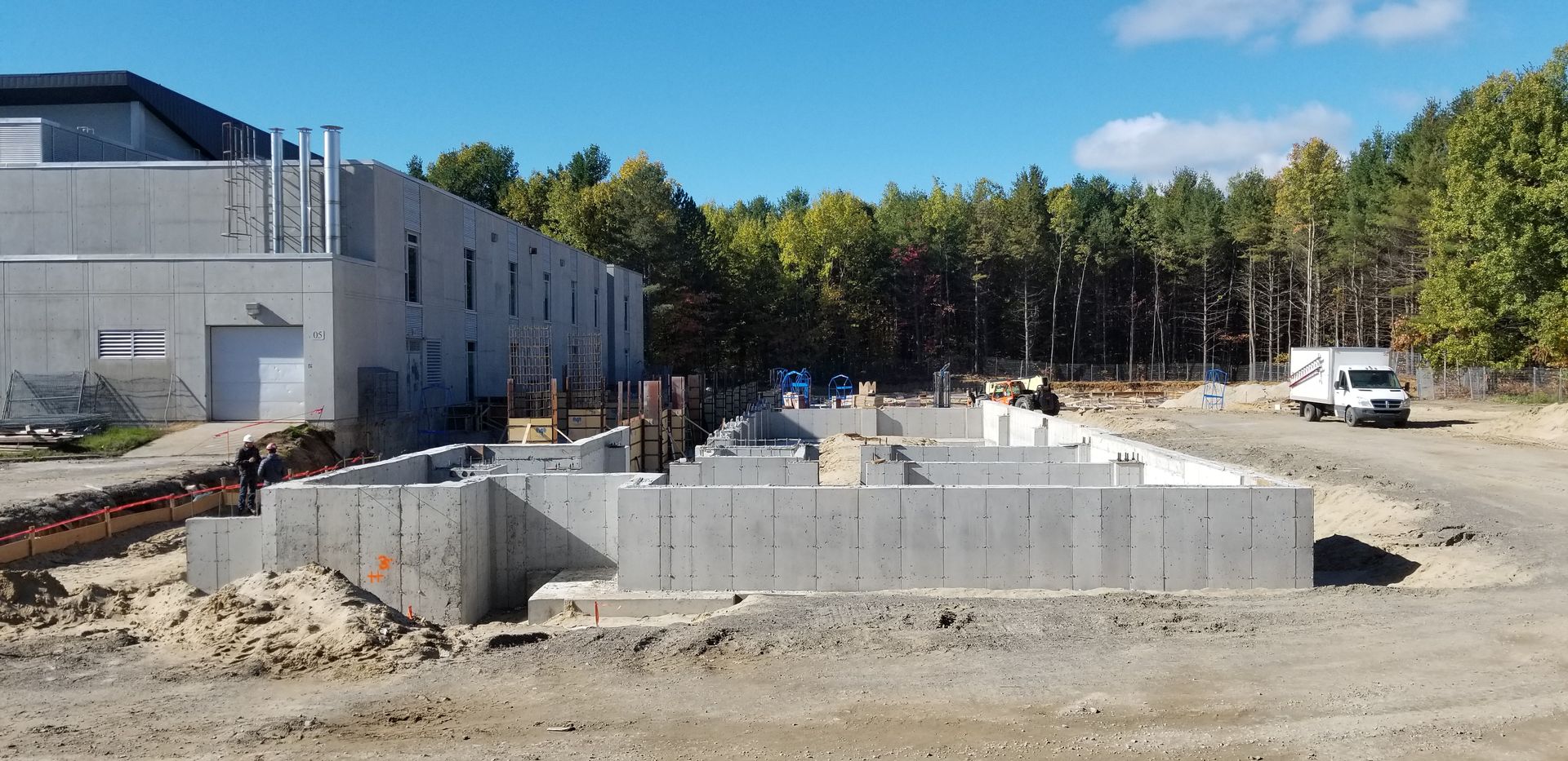 Un chantier de construction avec un grand bâtiment en arrière-plan