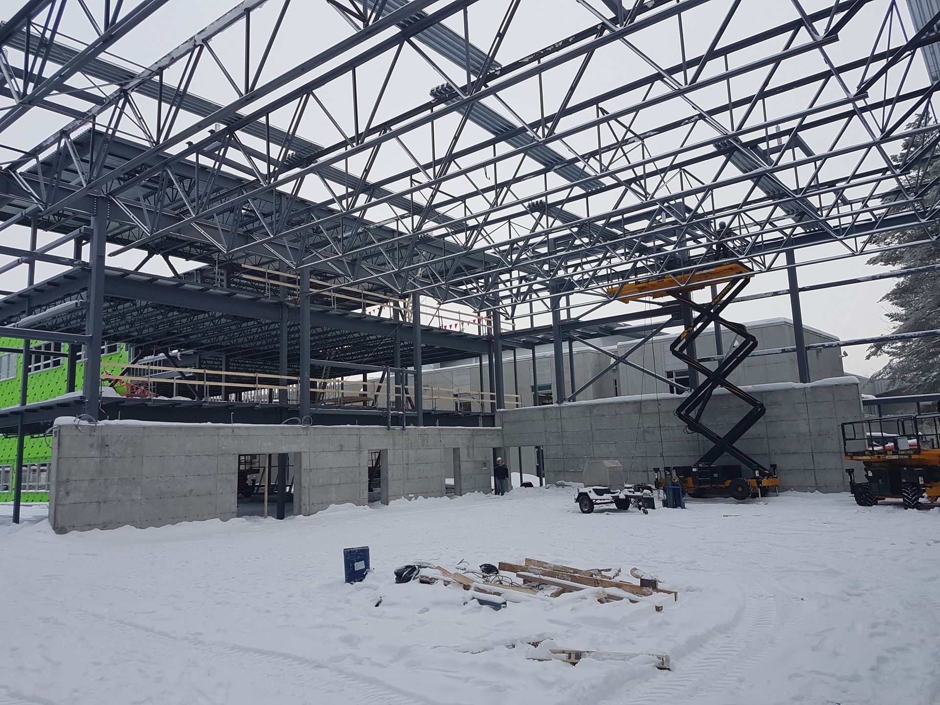 Une grande structure métallique est en train d'être construite dans la neige.