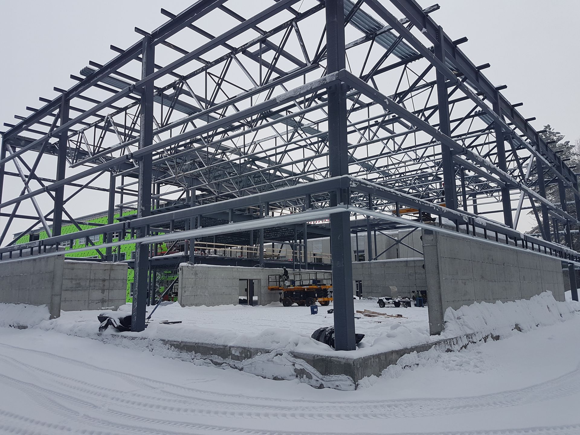 Une grande structure métallique est en cours de construction dans la neige