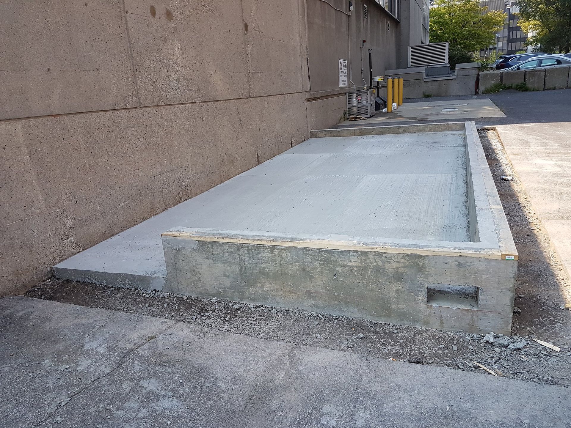 Une rampe en béton est en cours de construction sur le côté d'un bâtiment