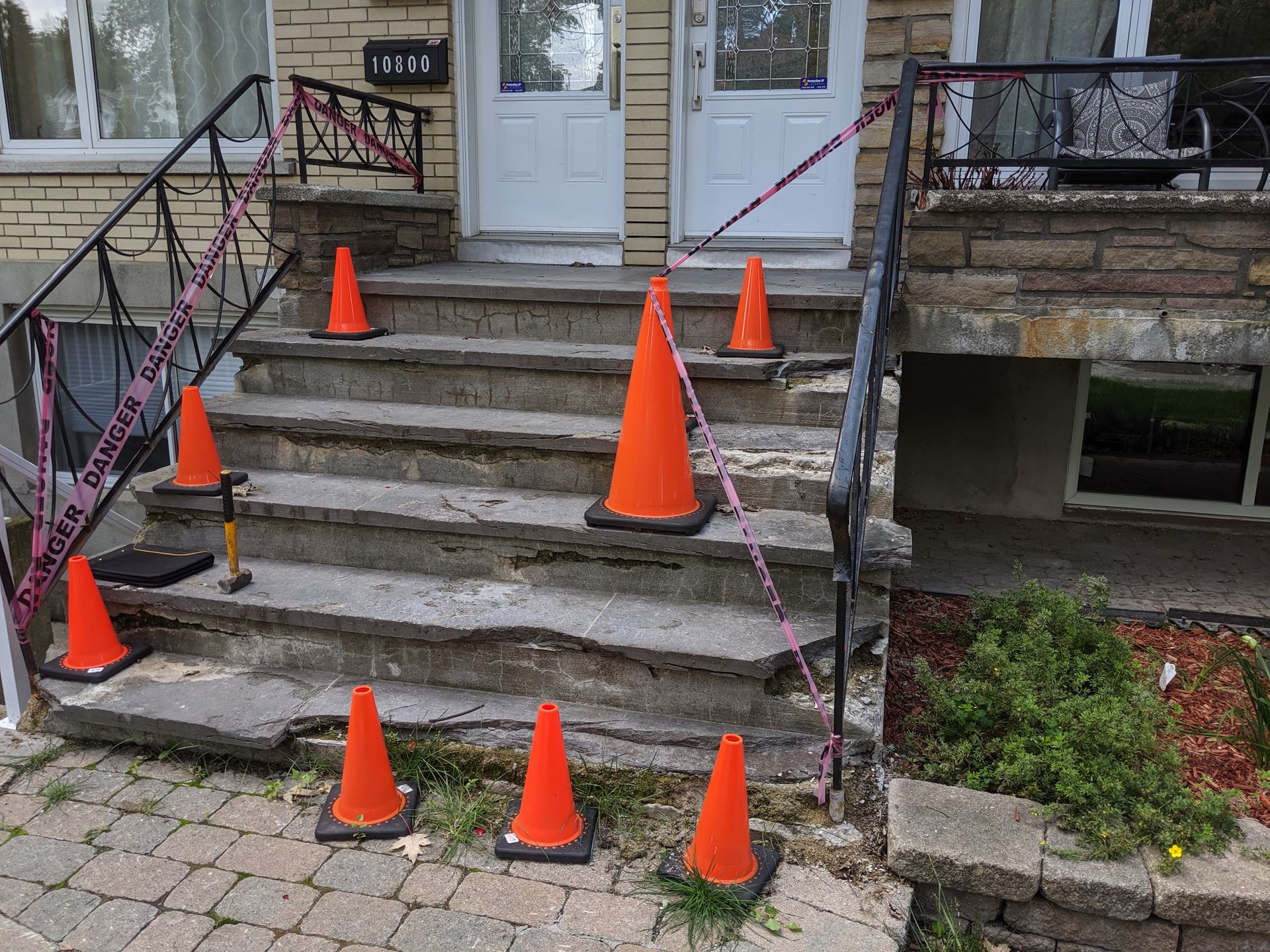 Un groupe de cônes oranges est assis sur un escalier.