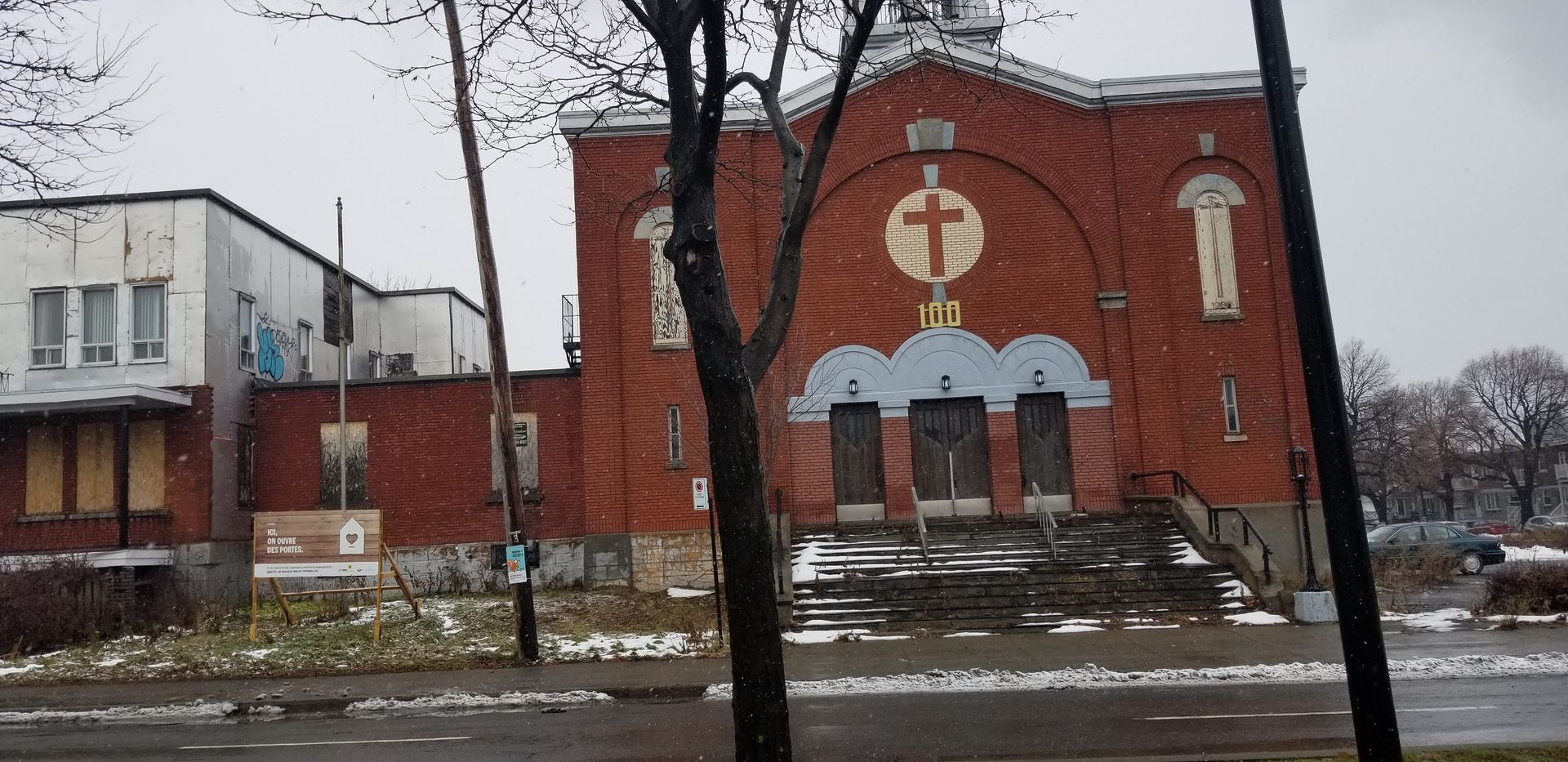 Un bâtiment en brique avec une horloge sur le devant