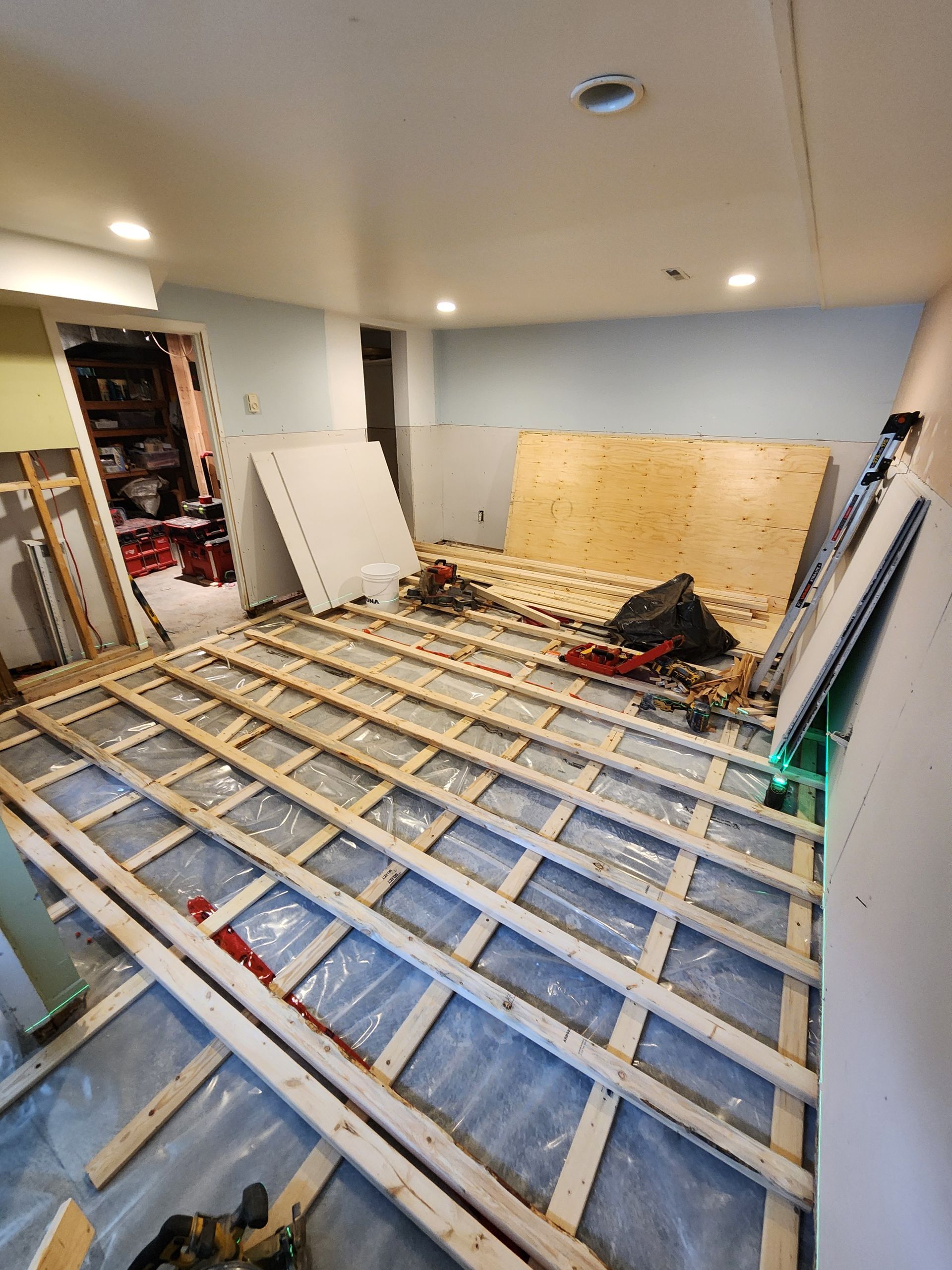 Un plancher en bois est en train d'être construit dans une pièce.