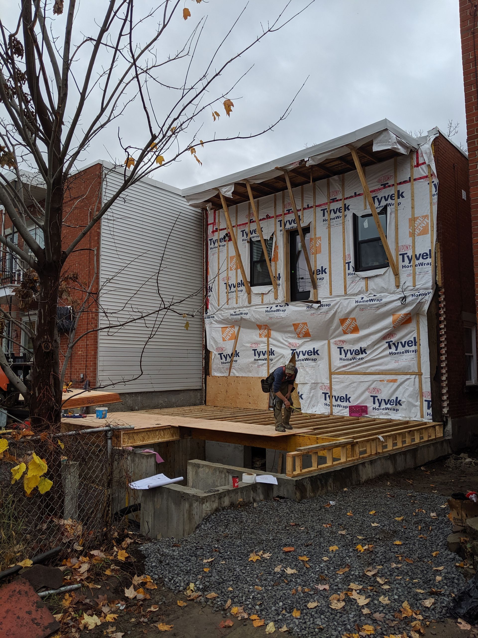 Un homme travaille sur le côté d'un bâtiment.