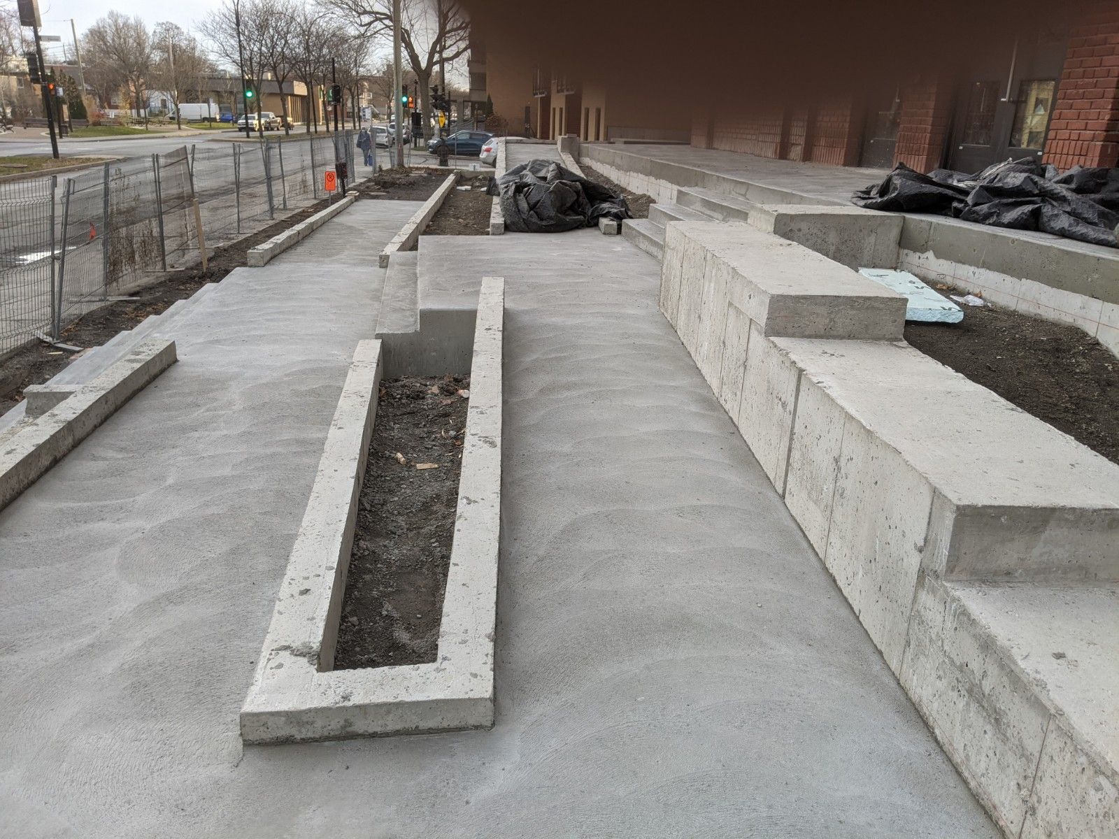 Une rampe en béton est en cours de construction devant un bâtiment