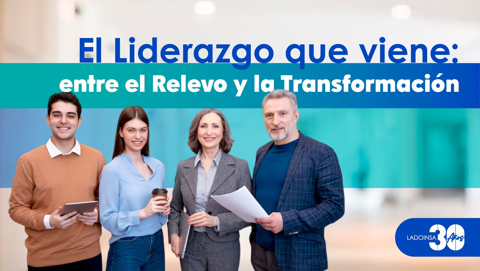 Un grupo de personas paradas una al lado de la otra sosteniendo papeles.
