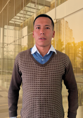 Hombre con camisa 