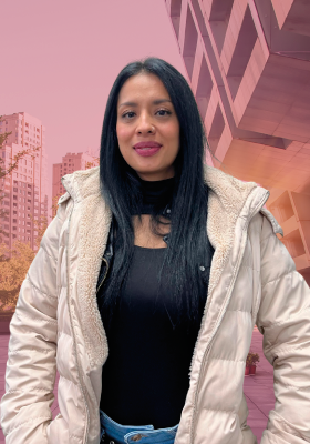 Mujer con chaqueta clara y blusa negra