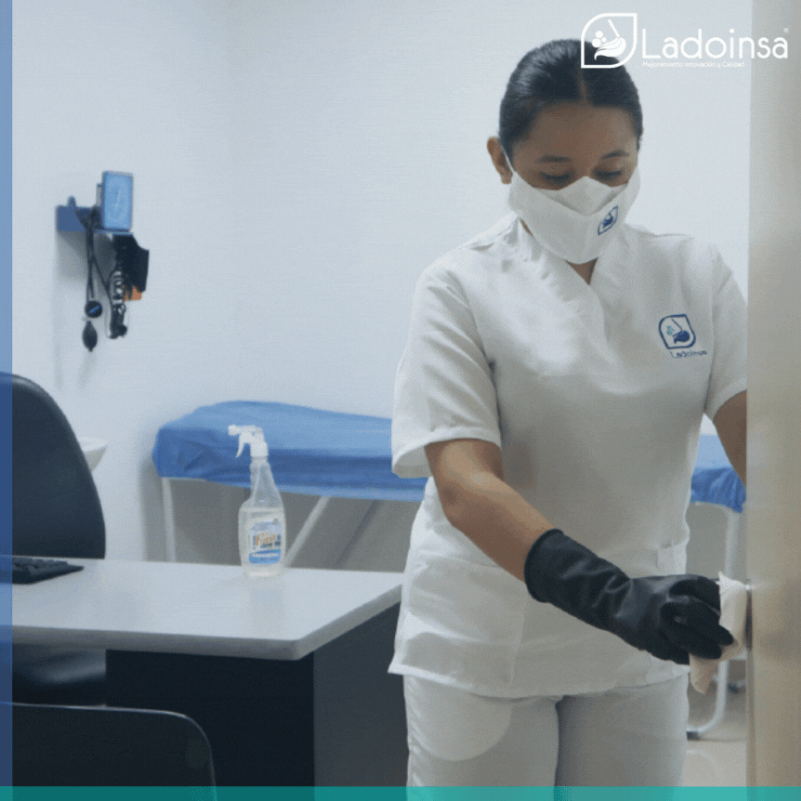 Una mujer con mascarilla y guantes abre una puerta.
