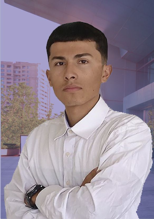 Un joven con una camisa blanca está de pie con los brazos cruzados.