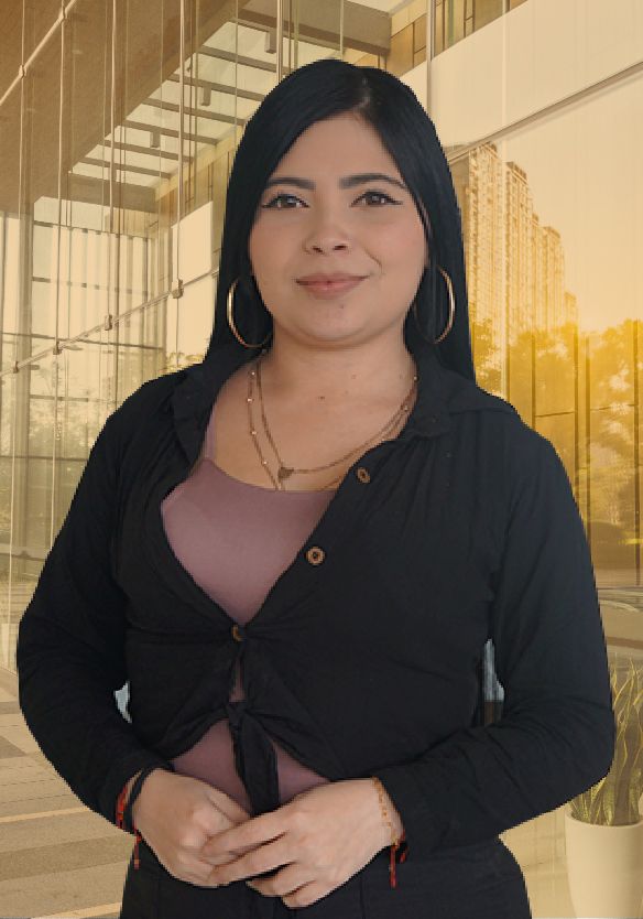 Una mujer está parada frente a un edificio con las manos cruzadas.