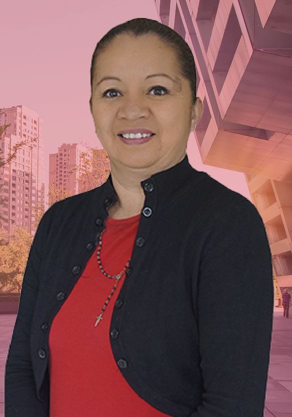 Una mujer que lleva una camisa roja y una chaqueta negra está sonriendo.