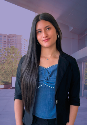 Mujer con blusa azul y chaqueta negra