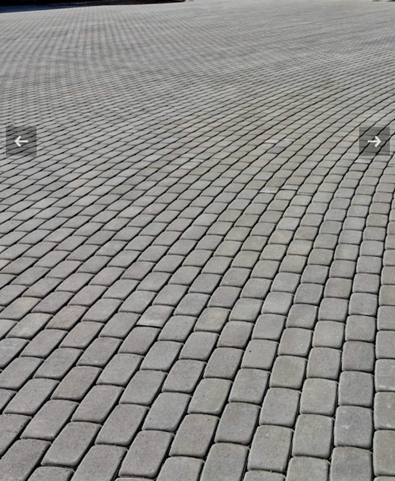 Mūrinio tako paveikslas su rodykle, nukreipta į dešinę