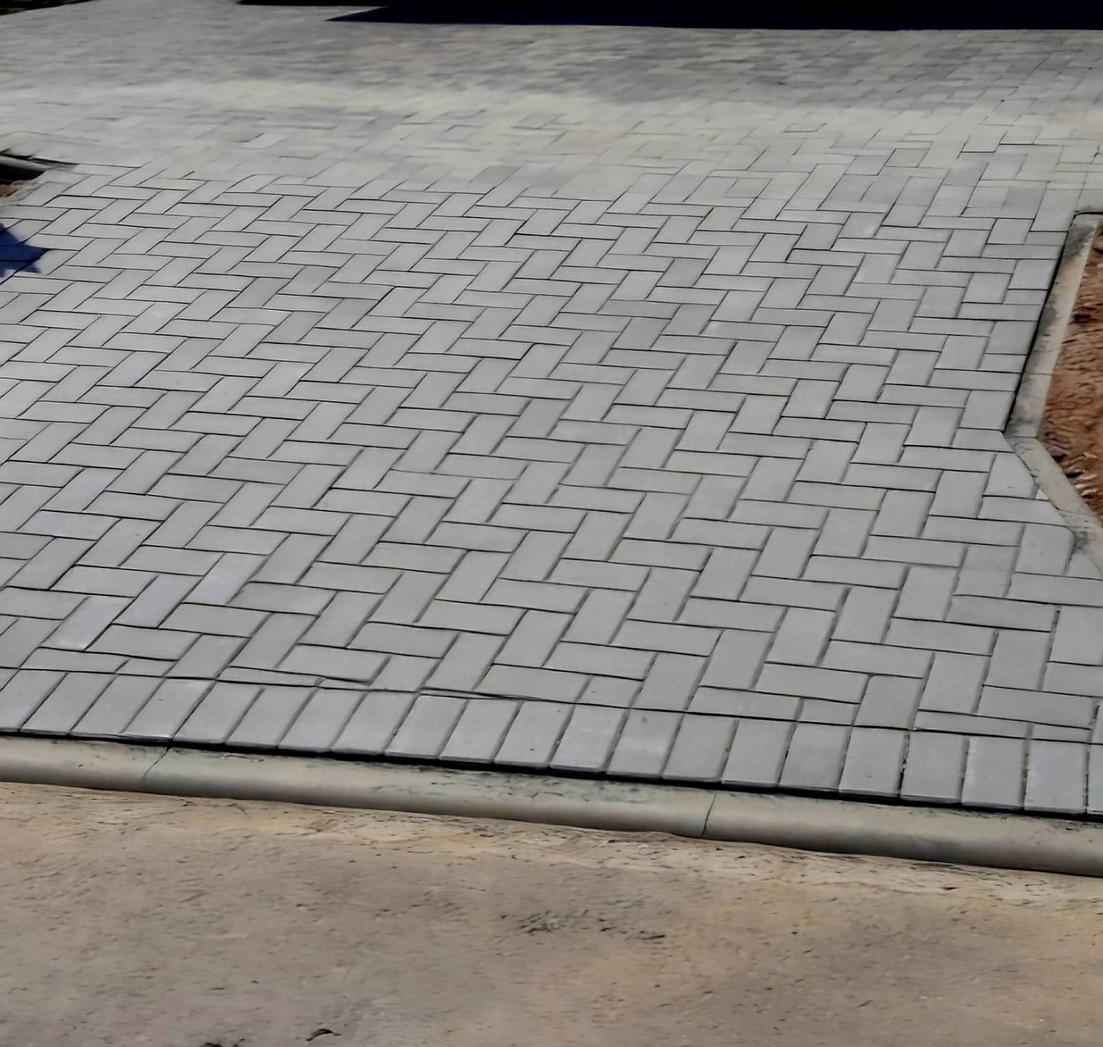 Pilkų plytų važiuojamoji dalis su įstrižu raštu