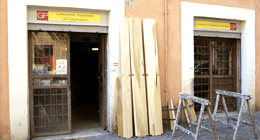 Entrata di un negozio con travi in legno accanto