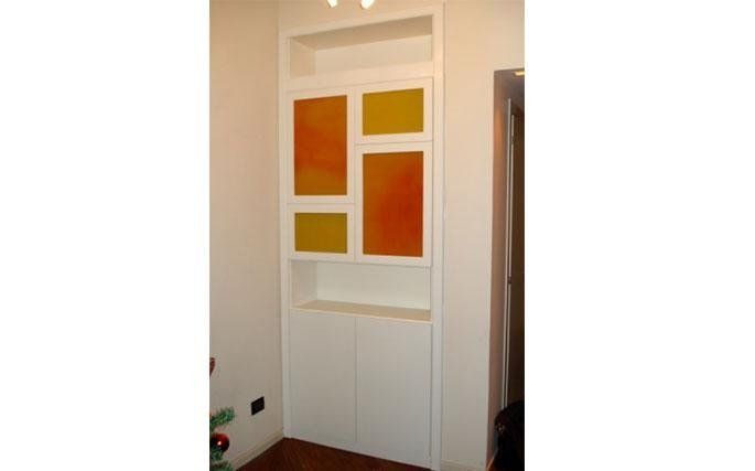 Porta bianca con dettagli colorati