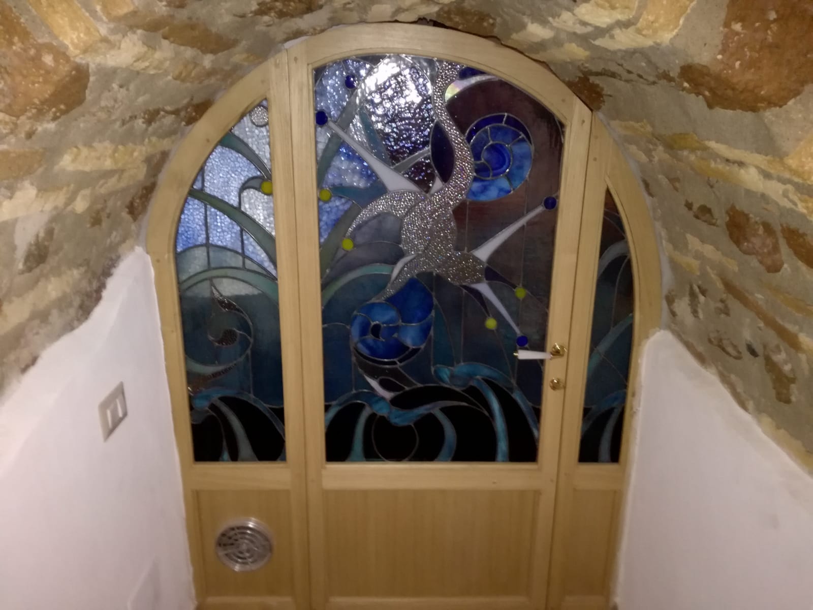 Porta con decorazione in vetro