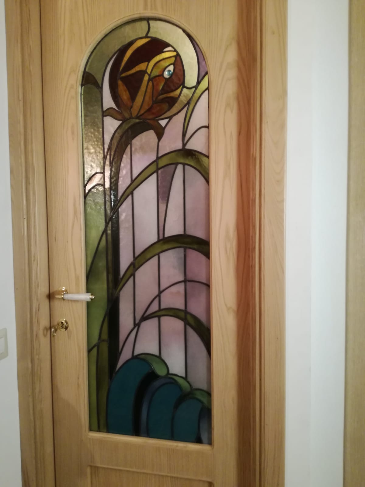 Porta in legno con decorazione