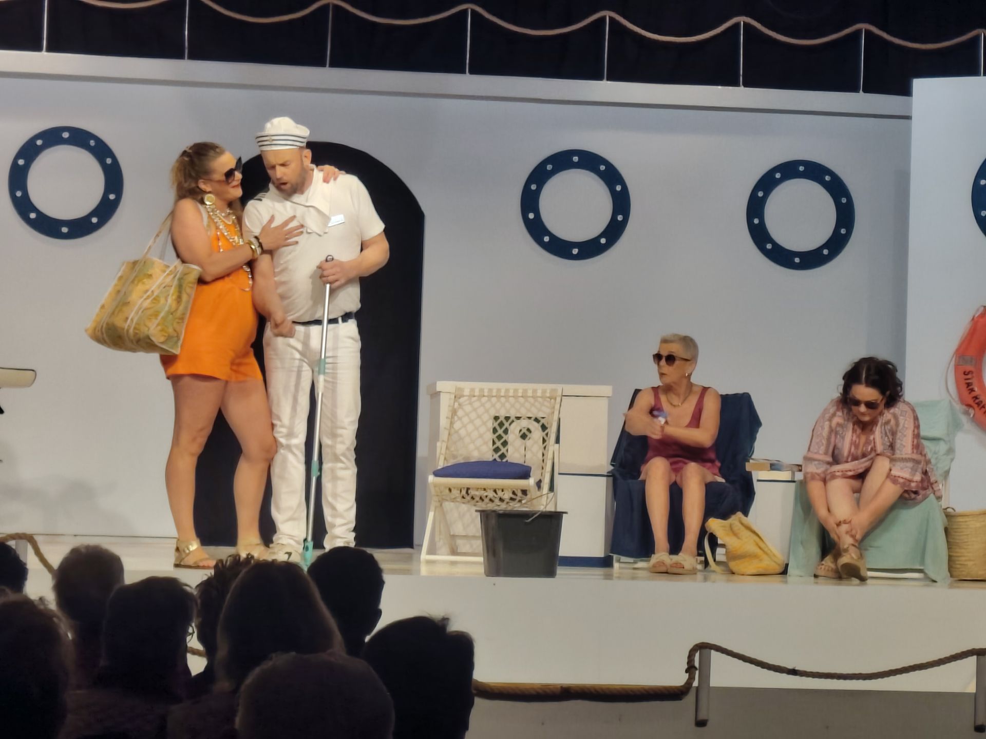 Alle hens aan dek: Ankie ziet wel wat in het matroosje.