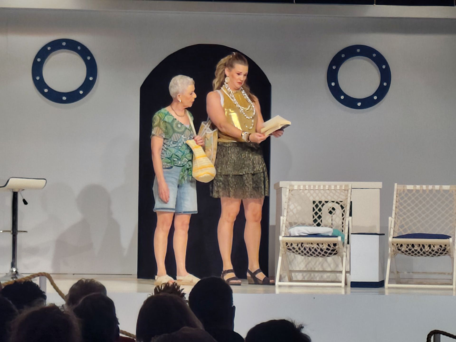 Alle hens aan dek: Een Duist boek en een handdoek op een stoel? Weg ermee, bezetten deden ze in de oorlog.