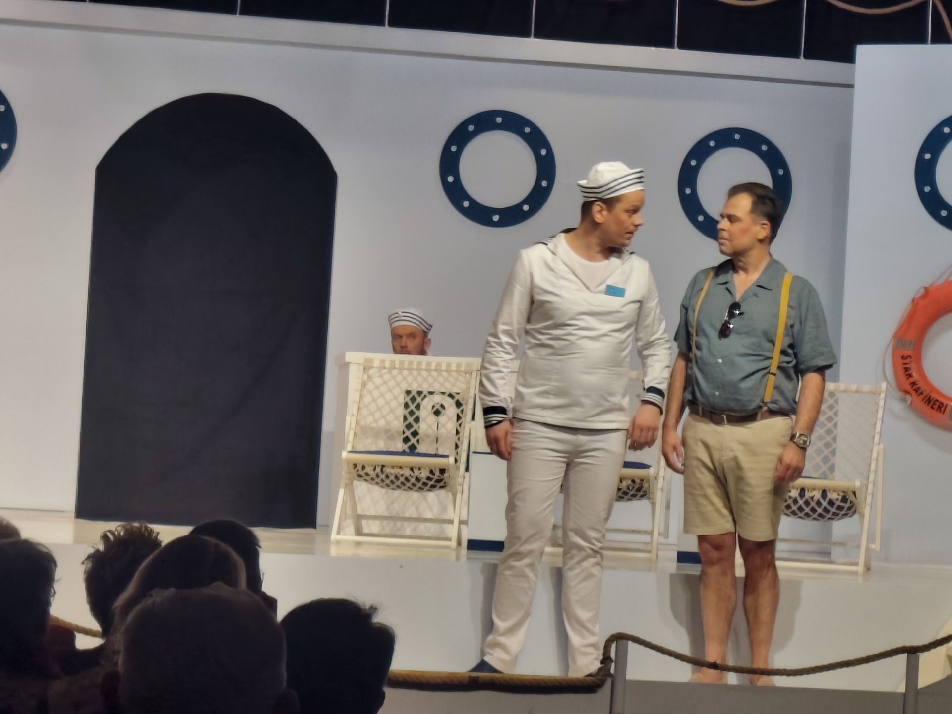 Alle hens aan dek: Steward bekokstooft iets met Frits