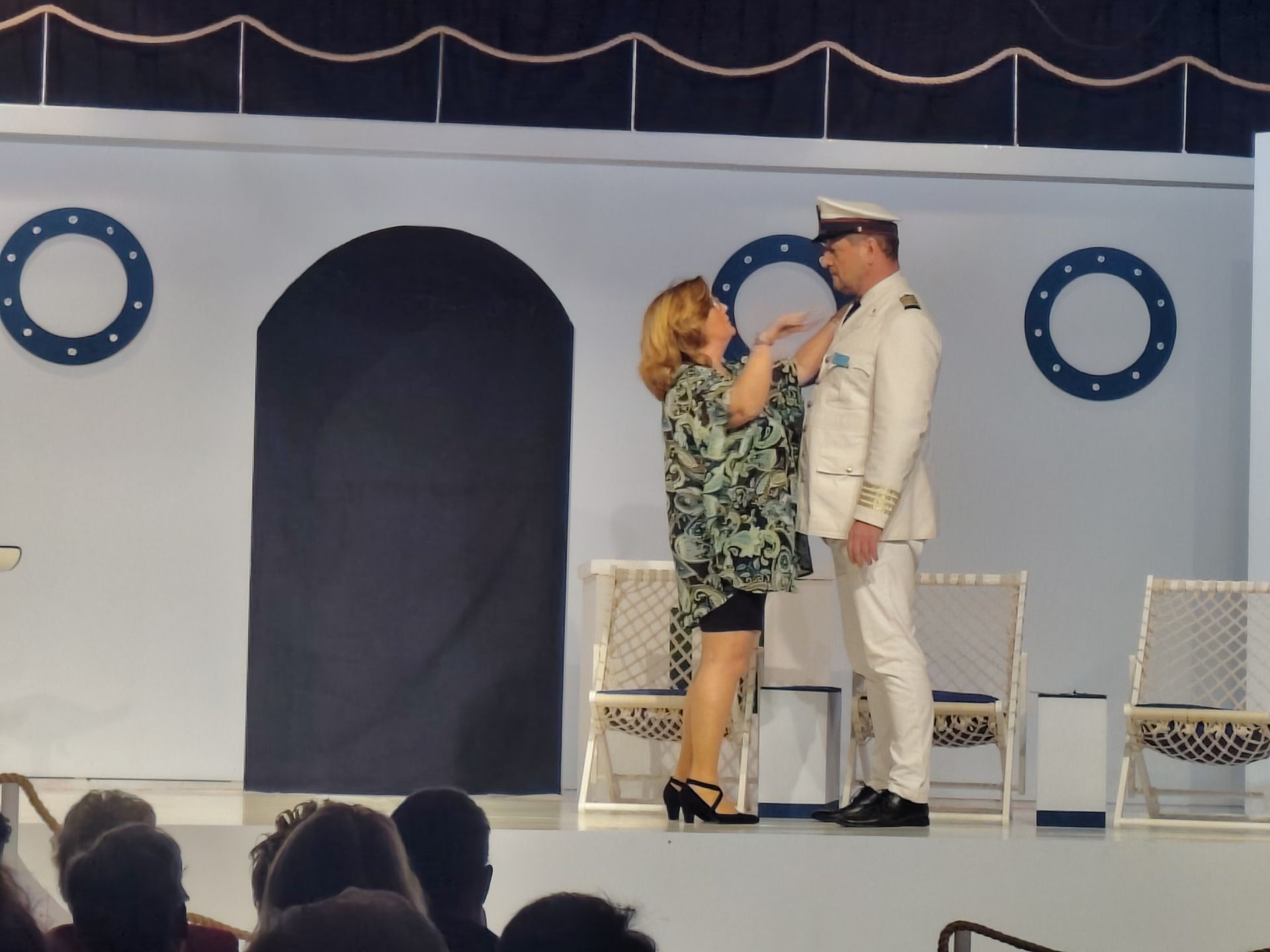 Alle hens aan dek: Julia heeft een borreltje teveel op