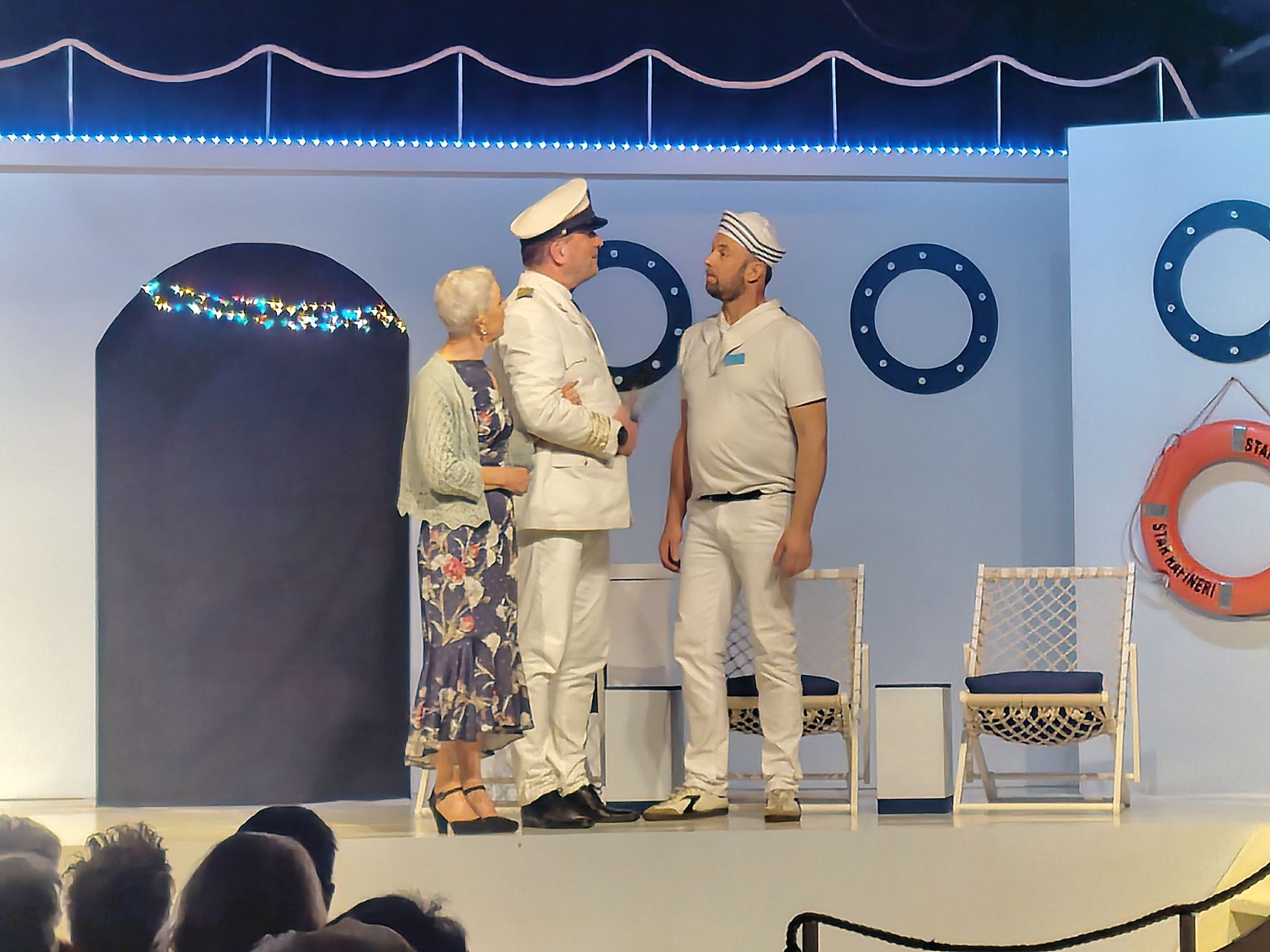 Alle hens aan dek: De kapitein checkt bij de matroos Bertje of alles in orde is