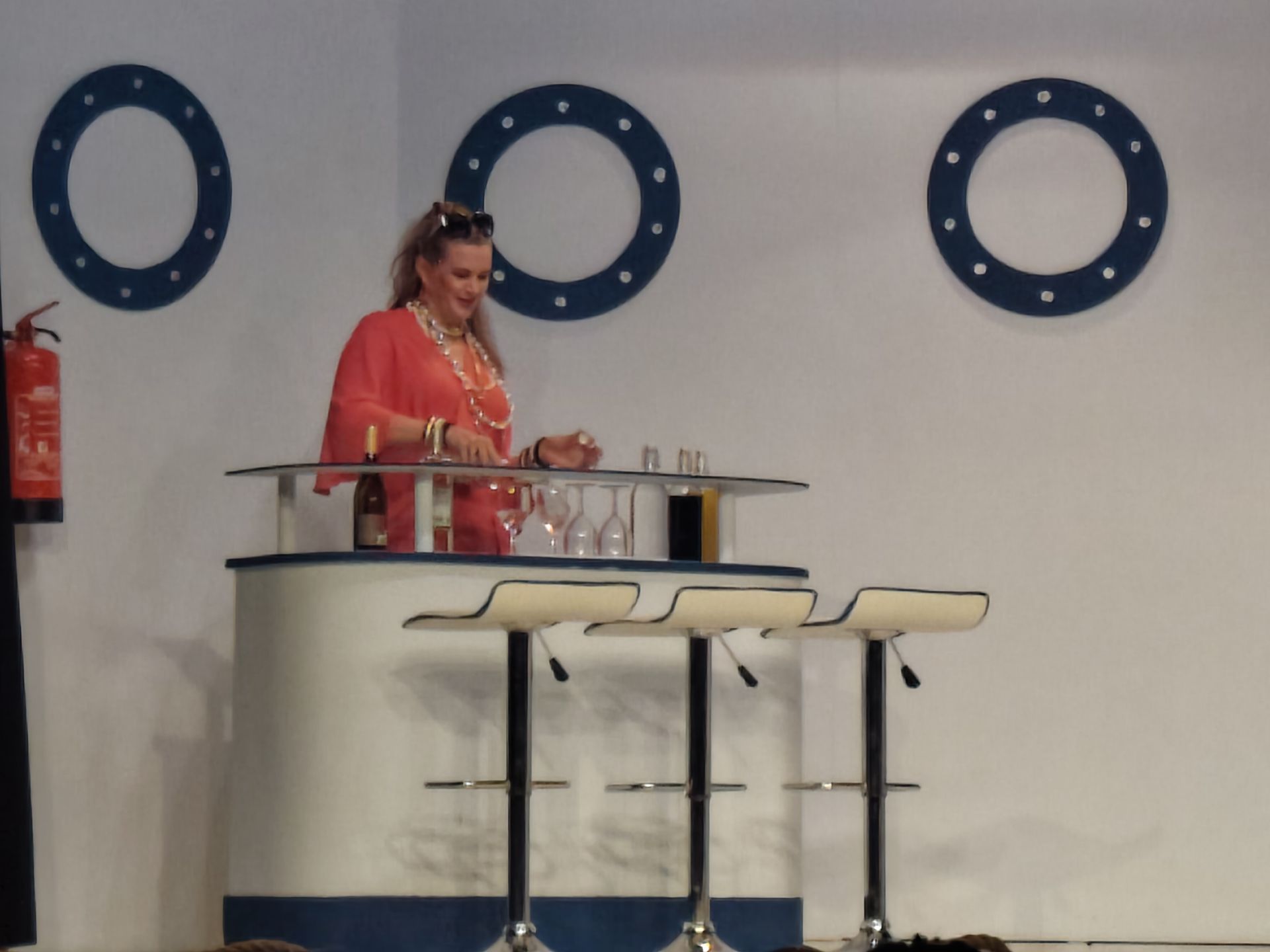 Alle hens aan dek: Ankie schenkt een drankje in