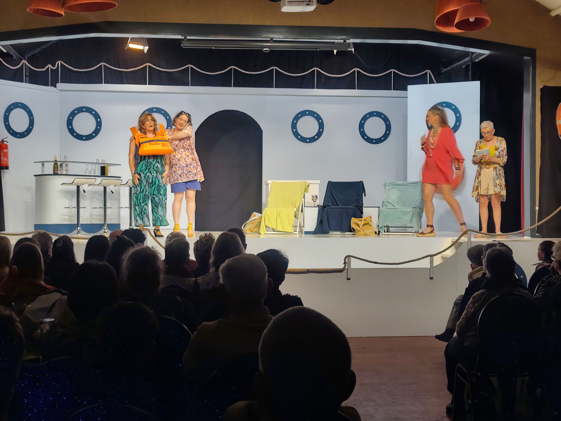 Alle hens aan dek: Julia heeft een hyperventilatie aanval