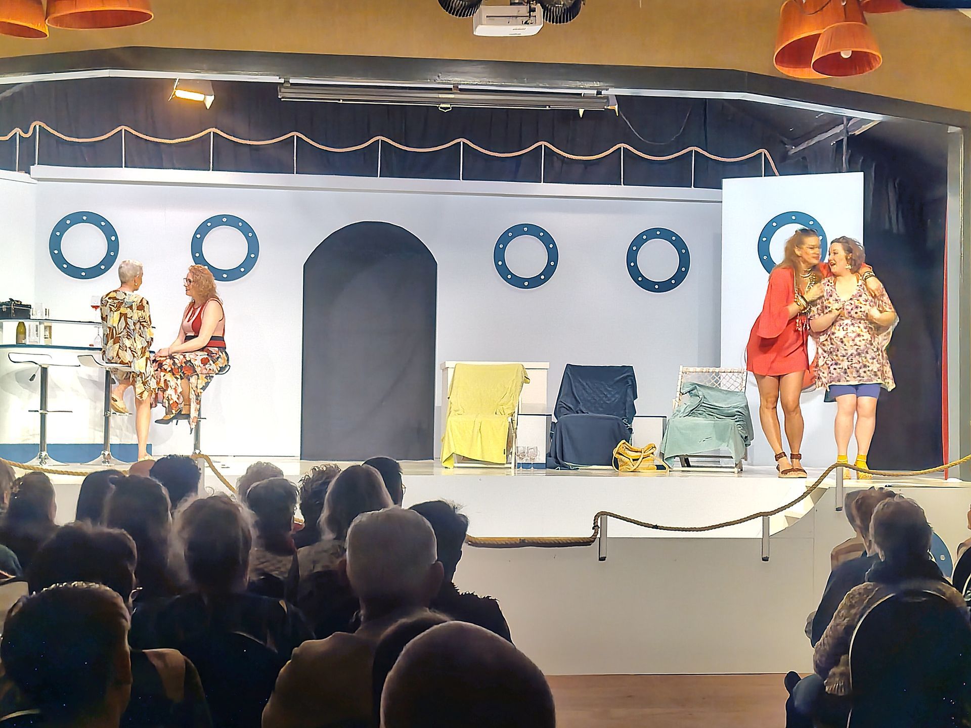 Alle hens aan dek:  Het lijkt wel een aflevering van de Loveboat