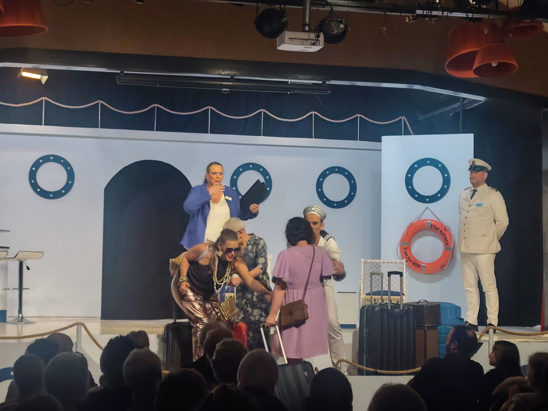 Alle hens aan dek:  Daar zijn ze gelukkig. Het schip kan vertrekken.