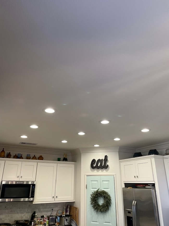 A kitchen with a sign that says eat on the wall