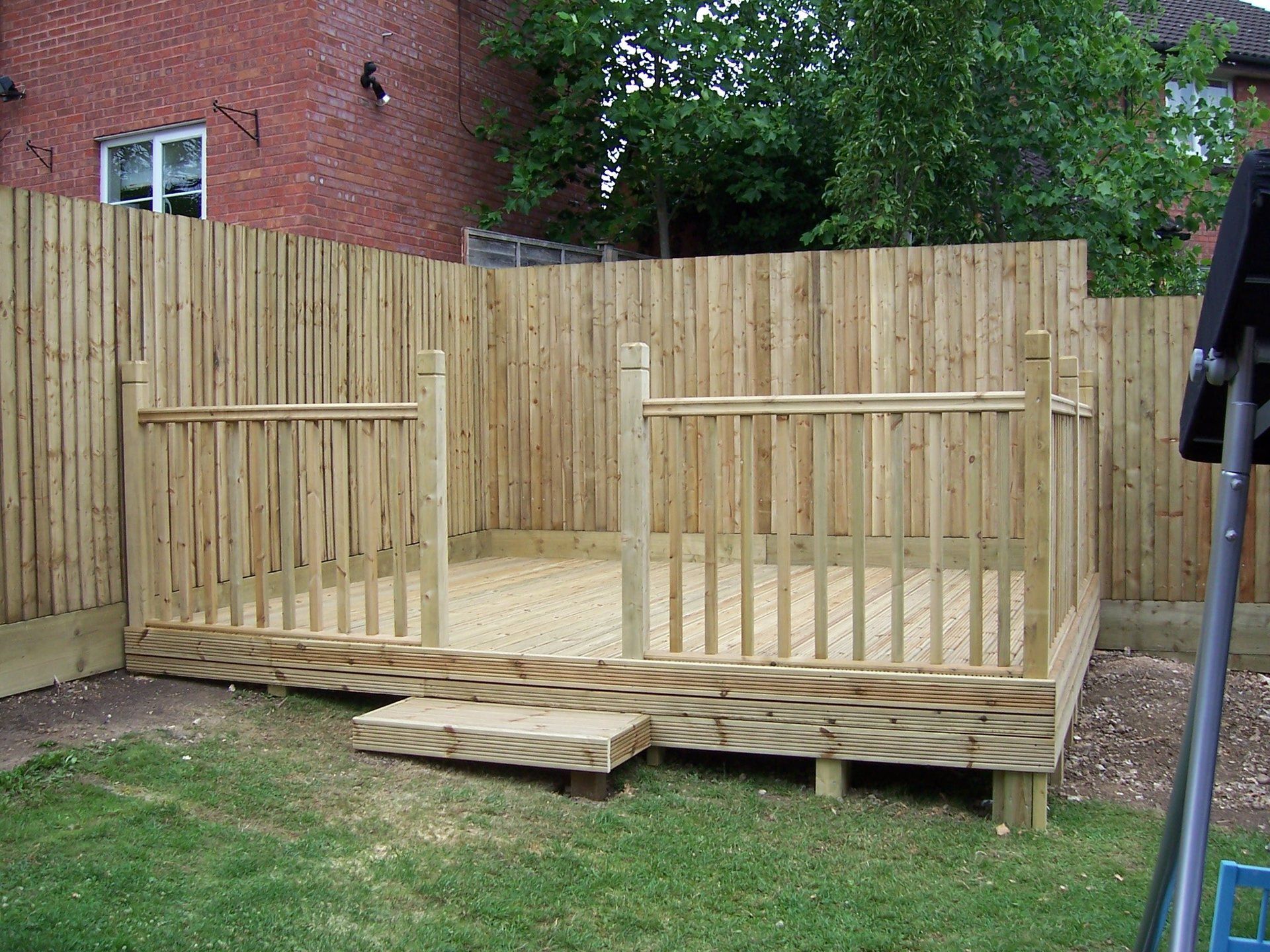 wooden palisade fencing