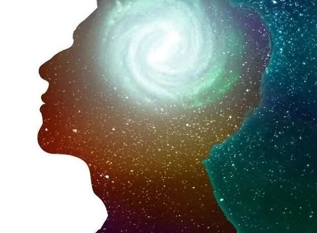 Una sagoma della testa di una persona con una galassia sullo sfondo.