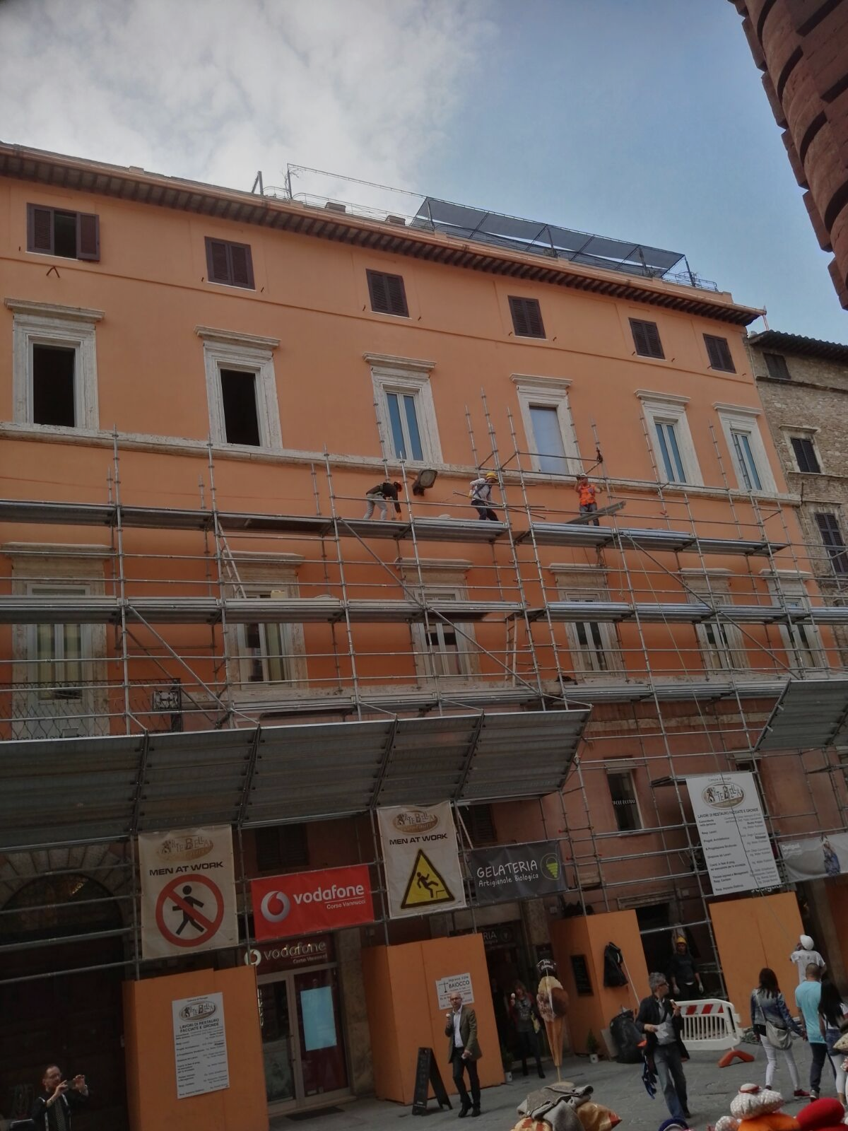 Sala decorata con soffitto dipinto, buffet con cibo e piccolo bar.