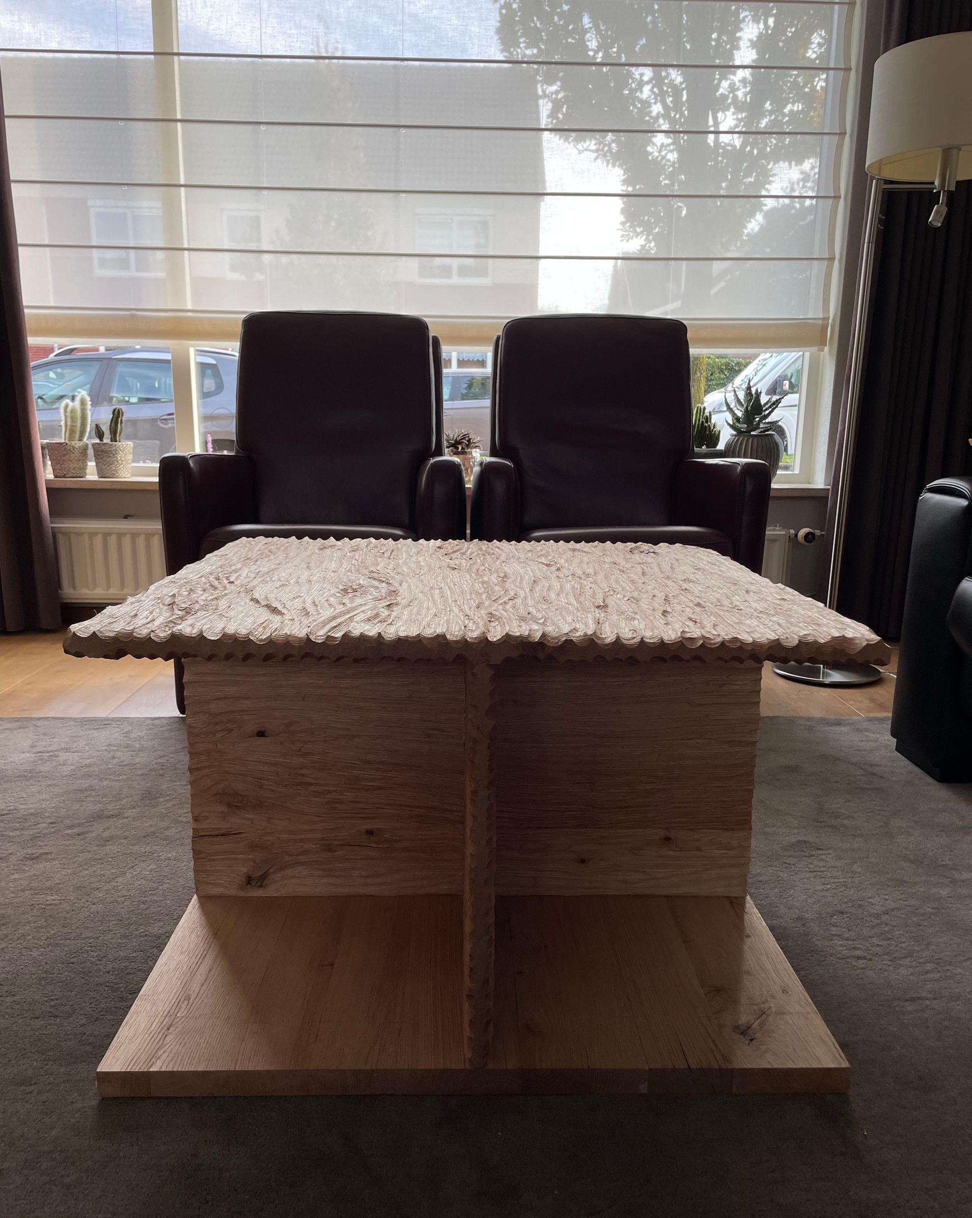 Een woonkamer met twee stoelen en een salontafel