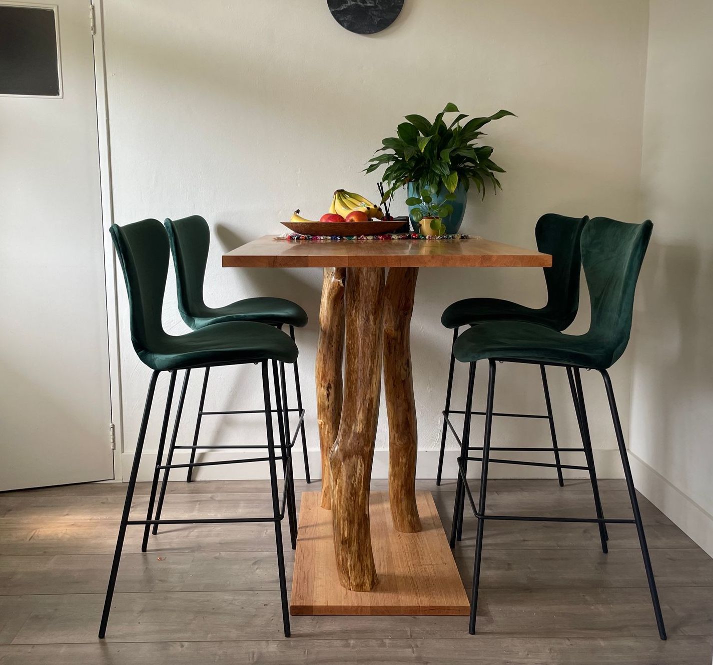 Een houten tafel met een plant erop