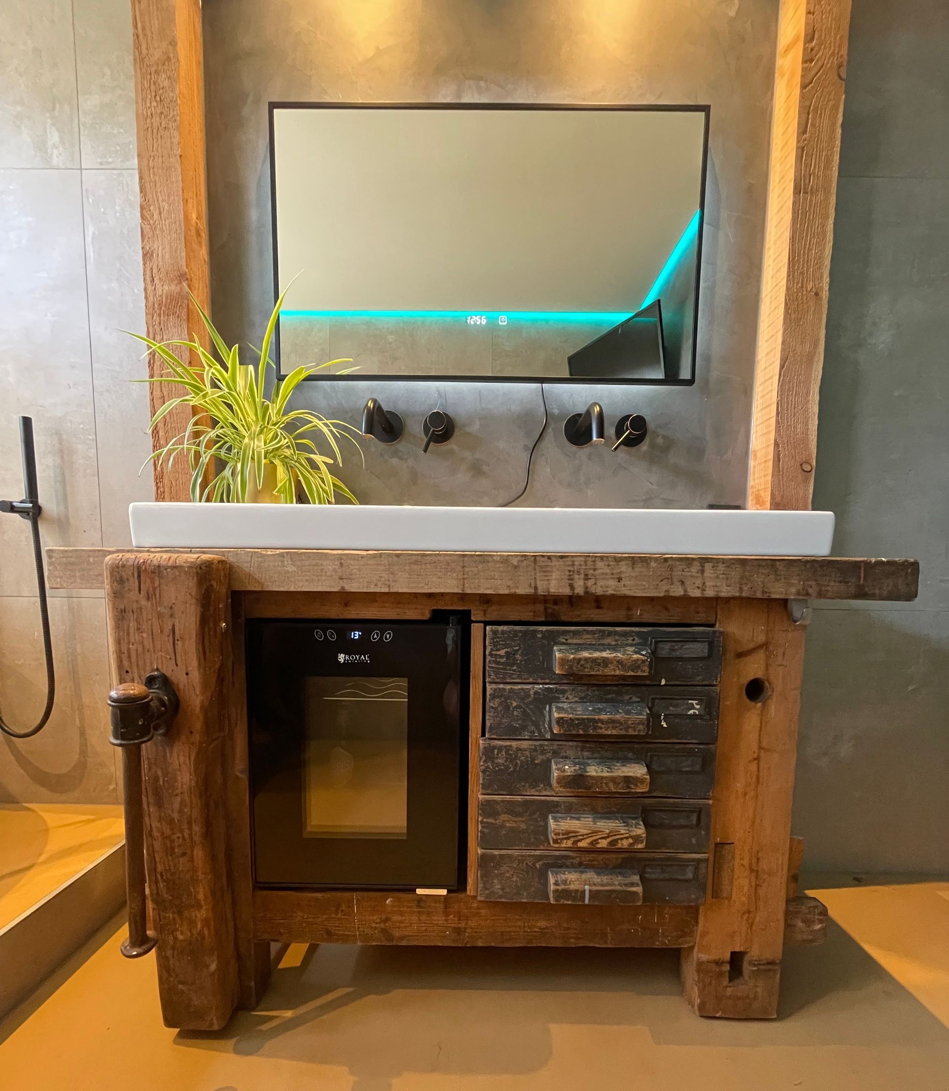 Een badkamer met een wastafel en een spiegel aan de muur