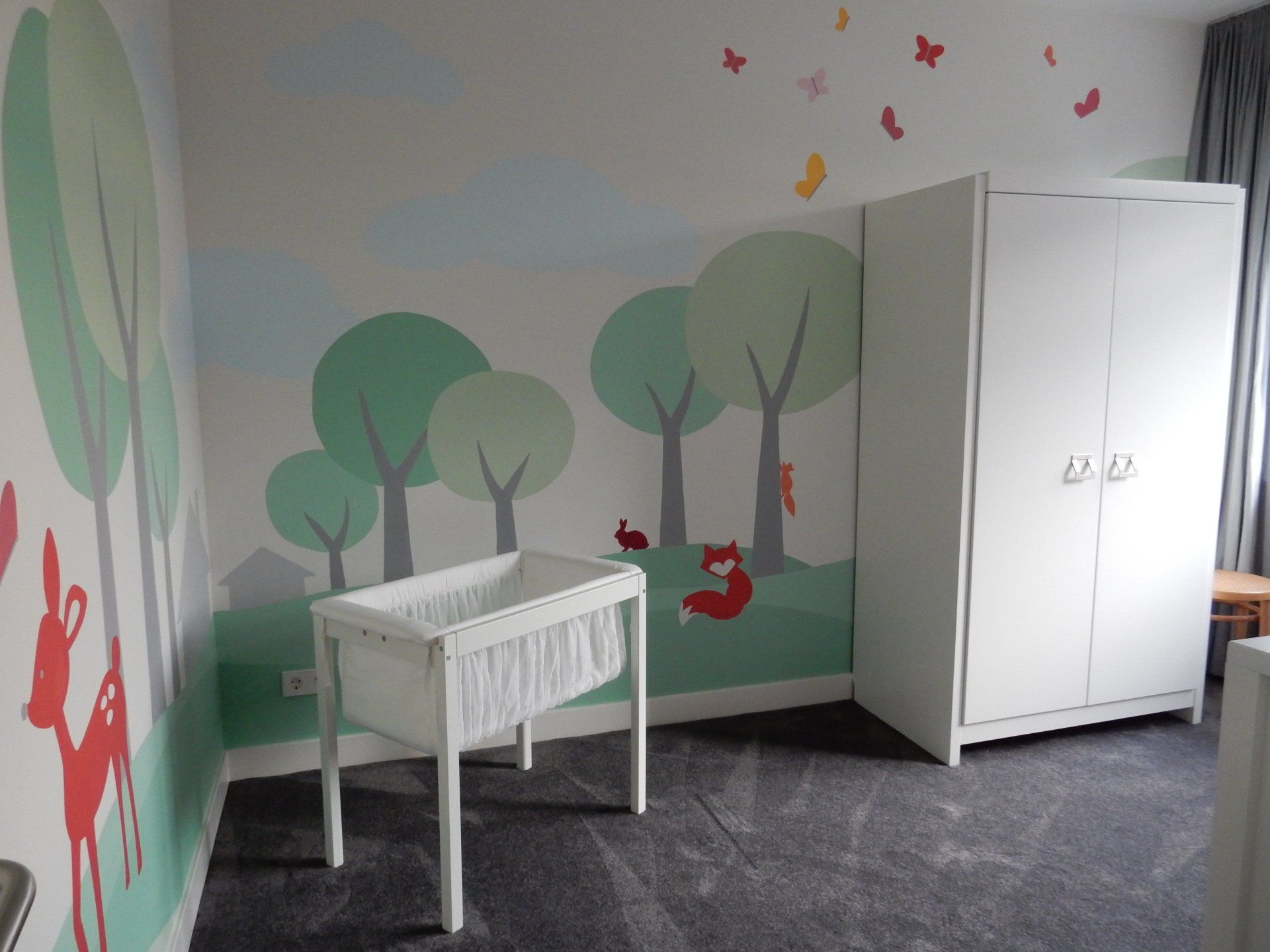 muurschildering babykamer bos, dieren, bomen
