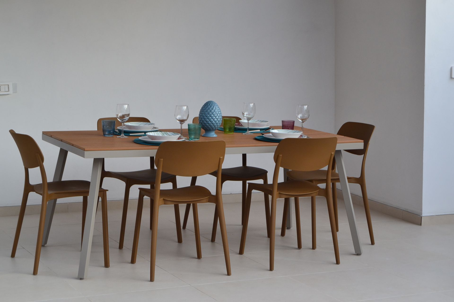 Tavolo da pranzo con sei sedie in legno in una stanza luminosa e minimalista