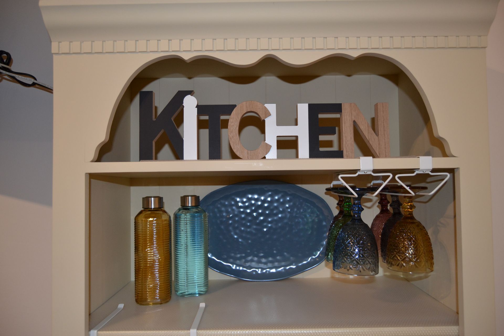 Mensola decorativa da cucina con insegna 