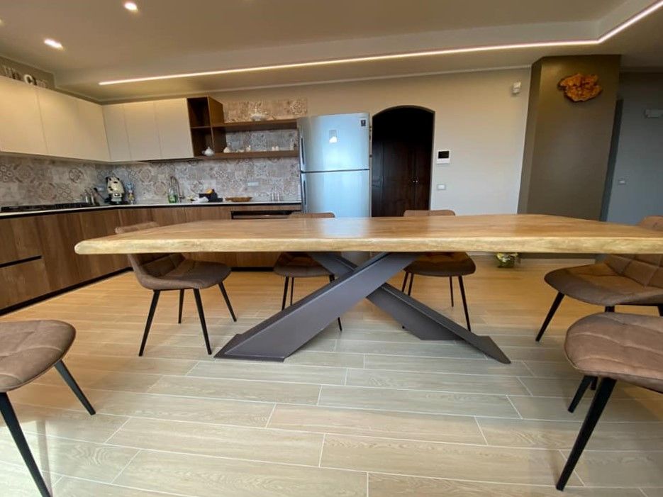 Tavolo con struttura in ferro