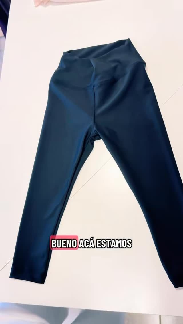 Leggings negras sobre una superficie blanca con el texto 