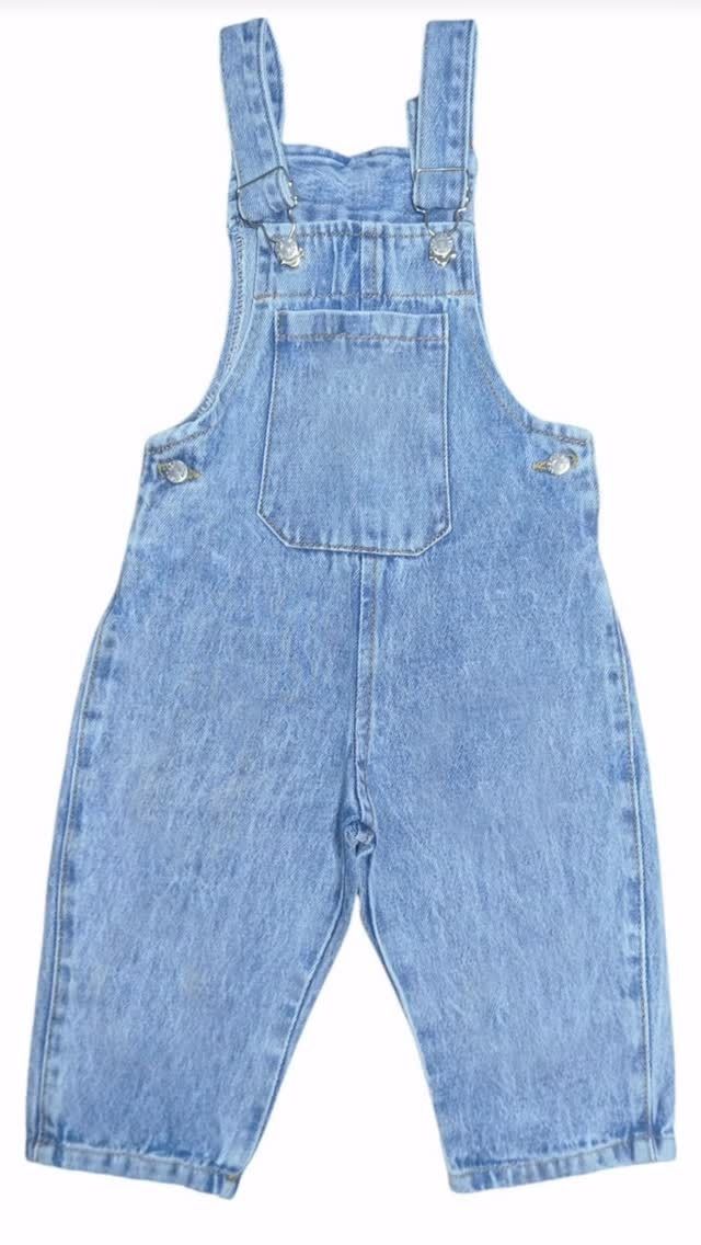 Peto vaquero azul claro para bebé con bolsillo en el pecho y tirantes.