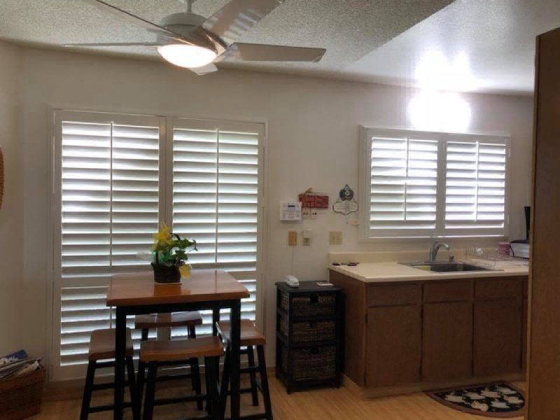 view of window design with installed blinds